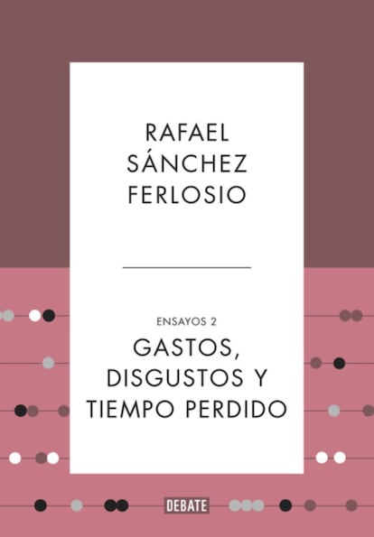 Algo hay de voz que truena en los artículos periodísticos de Rafael Sánchez Ferlosio, pero solo algo. Porque también hay humor y esa actitud, un tanto traviesa, del que va a entrar en distintas materias para hurgar en sus recovecos y molestar. Ferlosio parte habitualmente del enfado que le produce el mal uso de las palabras y de toda esa parafernalia de la que se sirven cuantos se afanan en poner en circulación mercancías fraudulentas. Le molesta que se llame encuentro a lo que, en todo caso, fue un encontronazo entre culturas cuando se produjo el descubrimiento de América. Le molestan los nacionalismos que sostienen sus diferencias en la imposición de los rituales que las consagran (abomina de la identidad). Le molesta que el terror pretenda exhibir unos objetivos cuando se sostiene en el culto de los medios, las gestas del terrorista. Le molesta el victimato que se engalana de medallas postizas. Le molesta que se exhiba la cultura como un escaparate mientras se mutilan los medios para que se difunda. Le molesta toparse una y otra vez con los ortegajos de Ortega. Así que esa voz truena, pero luego cuando va entrando en materia es la escritura la que marca el paso, y es esa escritura la que va incorporando —en sus largas frases llenas de subordinadas— observaciones, referencias, hallazgos, bromas o sugerencias que convierten cada pieza en un lugar donde la batería de argumentos termina por desnudar todas las astucias con las que se van levantando los falsos ídolos de nuestro tiempo.