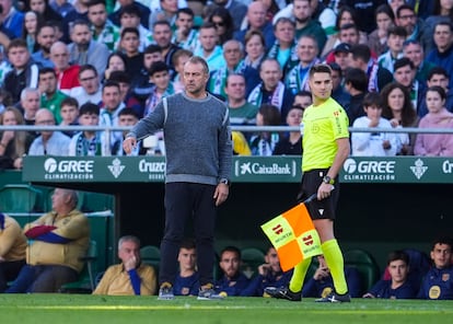 Hansi Flick, entrenador del FC Barcelona, durante el partido de Liga ante el Betis este sábado en el estadio Benito Villamarín.