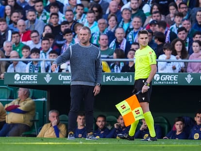 Hansi Flick, entrenador del FC Barcelona, durante el partido de Liga ante el Betis este sábado en el estadio Benito Villamarín.