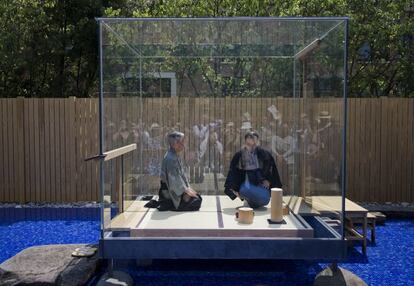 Performance 'So’oku Sen', do artista Hiroshi Sugimoto com o japonês Mushakoji-Senke na instalação 'The Glass Tea House Mondrian', em Veneza.