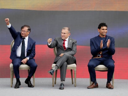 El presidente de Colombia, Gustavo Petro (i), acompañado del presidente del Senado, Roy Barreras (c), y el presidente de la Cámara de Representantes, David Racero (d).