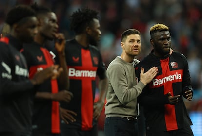 Alonso celebra con Boniface y el resto de los jugadores tras el empate 2-2 con el Stuttgart, este sábado.