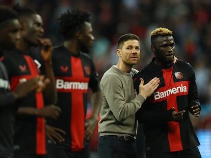 Alonso celebra con Boniface y el resto de los jugadores tras el empate 2-2 con el Stuttgart, este sábado.