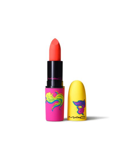 MAC Cosmetics.  La barra de labios Powder Kiss Lipstick que revolucionó el colorido mate se enfunda un envase de colores eléctricos y la figura del dragón en su edición Moon Masterpiece. Disponible en cinco tonos (Luck Be A Lady en la imagen), cuenta con una textura aterciopelada que deja un suave velo de color mientras acondiciona e hidrata los labios.