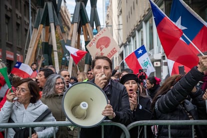 Durante el acto, decenas de manifestantes se congregaron en los alrededores del Congreso de Santiago para protestar en contra del Gobierno de Gabriel Boric.