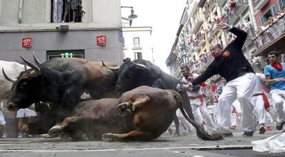 Los toros resbalan en la curva entre las calles Mercaderes y Estafeta, en 2015.