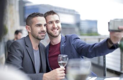 Dos hombres se toman un 'selfi'.