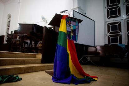La primera misa oficiada por un transgénero tuvo lugar el pasado viernes 5 de mayo, destacando lo mucho que ha cambiado la nación desde que tanto creyentes religiosos como homosexuales eran enviados a campos de trabajo, en los primeos años después de la revolución.