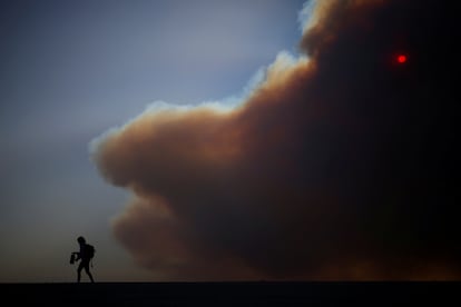 Al noroeste de la ciudad, el fuego ha provocado poca visibilidad, mucha ceniza e imágenes apocalípticas en una zona en la que viven unas 23.000 personas.