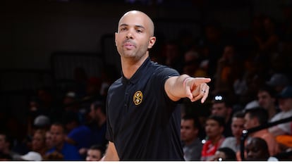 Jordi Fernández da instrucciones durante un partido antes del parón por la pandemia. / DENVER NUGGETS