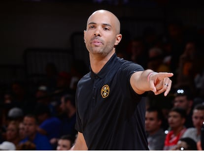 Jordi Fernández da instrucciones durante un partido antes del parón por la pandemia. / DENVER NUGGETS