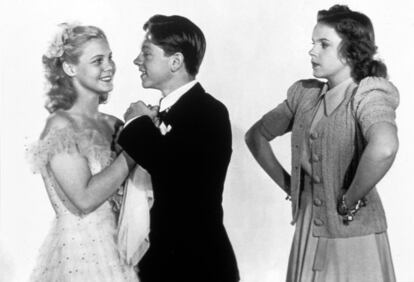 Fotograma de la película 'Los hijos de la farándula' ('Babes in arms'), dirigida por Busby Berkeley e interpretada por Judy Garland (derecha) y Mickey Rooney.