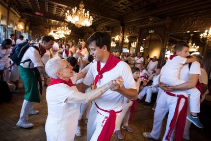Un grupo de personas participa en el tradicional Baile de la Alpargata este martes, en Pamplona.