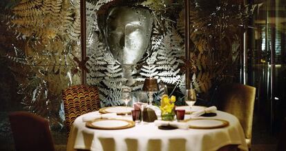 Detalle del comedor de Santceloni, con la escultura de Manolo Vald&eacute;s, al fondo.