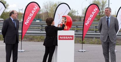 La vicepresidenta del Gobierno, Soraya Sáenz de Santamaría, el presidente de Castilla y León, Juan Vicente Herrera, a la izquierda, y el vicepresidente ejecutivo adjunto de la Alianza Renault-Nissan-Mitsubishi, José Vicente de los Mozos