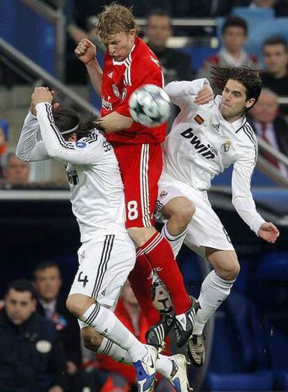 Kuyt salta entre Sergio Ramos y Gago.