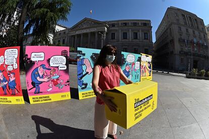 Acto de protesta de Amnistía Internacional por los cinco años de vigencia de la conocida como "ley mordaza", frente al Congreso de los Diputados.