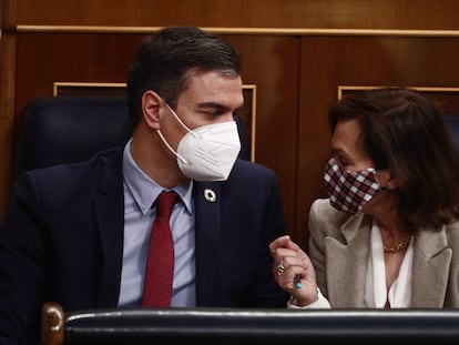 El presidente del Gobierno, Pedro Sánchez; y la vicepresidenta primera, Carmen Calvo, conversan en el Congreso de los Diputados, el pasado 10 de marzo.