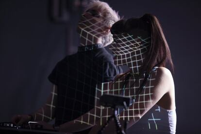 Sinjin Hawke y Zora Jones presenta su espectáculo audiovisual 'Fractal Fantasy'.