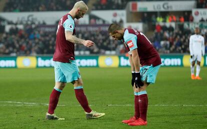 Arnautovic y Chicharito, durante el partido.