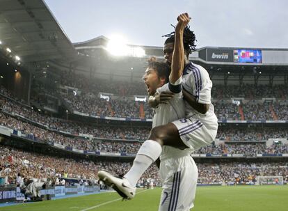 Ral festeja un gol junto a Drenthe.