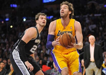 Pau Gasol entra a canasta ante Thiago Splitter