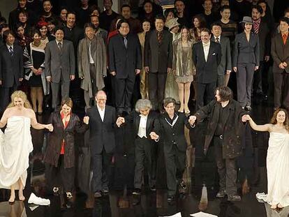 El director Seiji Ozawa, en el centro, con el elenco de &#39;Tannhäuser&#39; tras su estreno en marzo pasado en Tokio