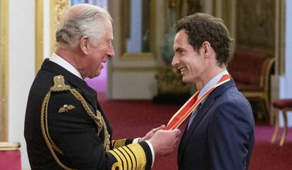 Andy Murray recibe su reconocimiento como caballero de manos del príncipe Carlos de Inglaterra, el jueves en el palacio de Buckingham.