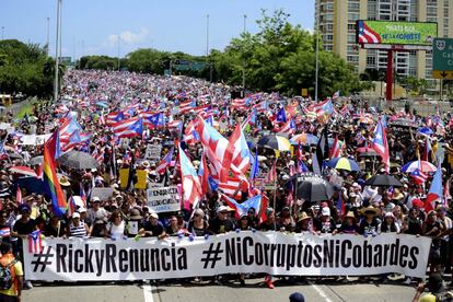 La huelga nacional, secundada por sindicatos, universidades y activistas de todas las edades, paralizó la isla: los cruceros cancelaron las paradas en San Juan, el principal centro comercial no abrió sus puertas y las tres universidades más grandes cancelaron las clases. 