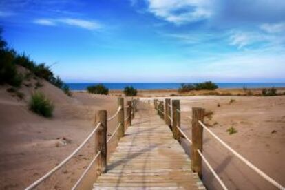 En la margen izquierda de la desembocadura del Ebro se encuentra la playa familiar de Riomar.