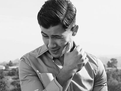 Nick Jonas fotografiado para ICON en Los Ángeles, viste camisa de Prada