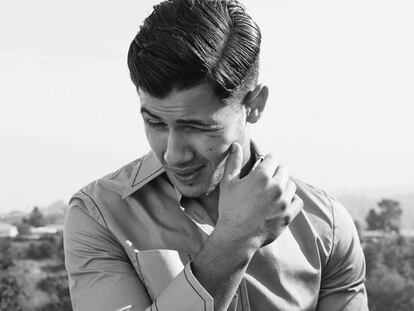 Nick Jonas fotografiado para ICON en Los &Aacute;ngeles, viste camisa de Prada