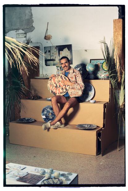 Carlos Jiménez Cenamor posa con sus cerámicas.
