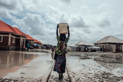 La región de Borno, al noreste de Nigeria, es el epicentro de los ataques terroristas de Boko Haram, y también una zona donde el cólera es endémico. Además, después de las fuertes lluvias, los desplazados internos por el conflicto se enfrentan a las inundaciones en el campamento de Teachers Village, en Maiduguri. En la imagen, una niña lleva agua a casa en un bidón sobre su cabeza.