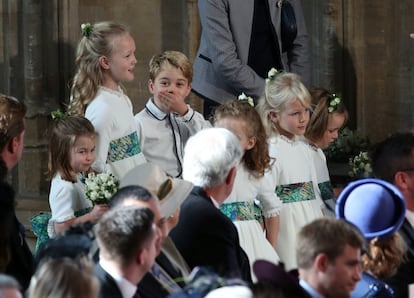 Los pajes (entre ellos Carlota y Jorge de Cambridge, hijos del príncipe Guillermo y Kate Middleton) entran en la capilla de San Jorge.