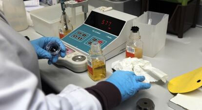 Un analista trabaja en el laboratorio antidopaje de Madrid.