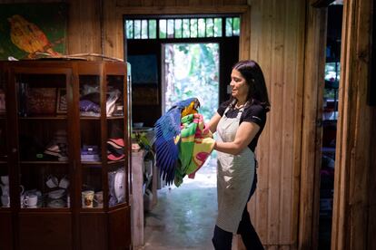 En este espacio, Marquís, junto a dos empleados asalariados y seis voluntarios, atienden un promedio anual de 165 animales silvestres. En la imagen, la veterinaria sostiene a una guacamaya durante su proceso de rehabilitación. 