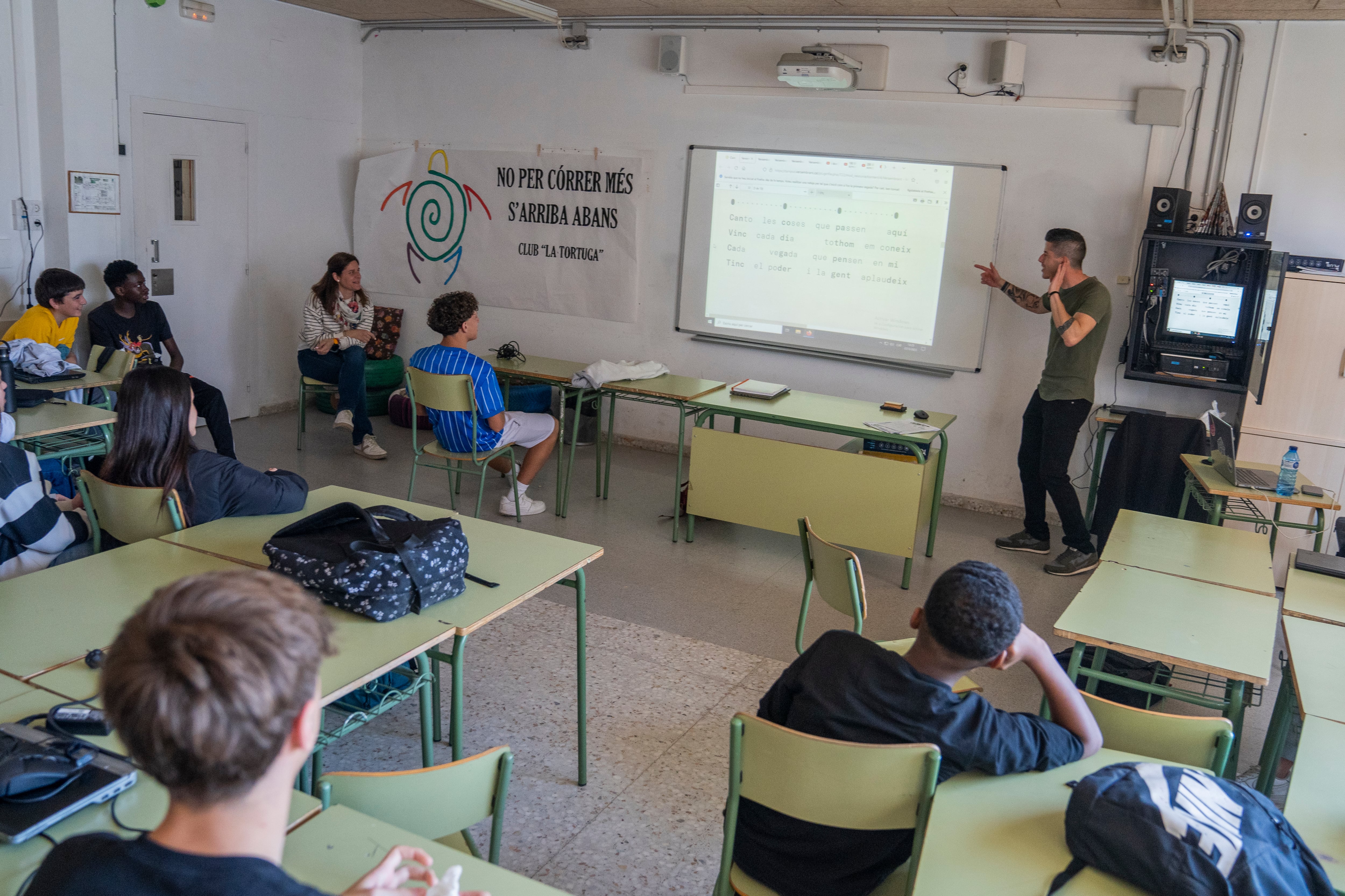 Aprender catalán rapeando: la apuesta educativa de los adeptos al ‘freestyle’ Publicado por Últimas noticias: la última hora de hoy en EL PAÍS