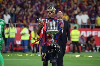 Lamine Yamal con la copa, en la Cartuja, Sevilla.
