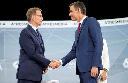 El presidente del PP, Alberto Núñez Feijóo (izquierda), y el presidente del Gobierno y secretario general del PSOE, Pedro Sánchez, este lunes en los estudios de Atresmedia, en Madrid.