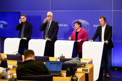 Desde la izquierda, Los eurodiputados Moritz Korner (de Renew), Petri Sarvamaa (del Partido Popular Europeo), Eider Gardiazabal (Socialistas y Demócratas) y Daniel Freund (Los Verdes), este jueves en Bruselas.