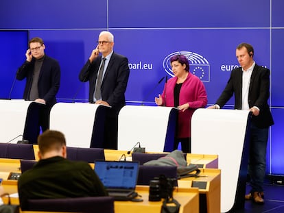 Desde la izquierda, Los eurodiputados Moritz Korner (de Renew), Petri Sarvamaa (del Partido Popular Europeo), Eider Gardiazabal (Socialistas y Demócratas) y Daniel Freund (Los Verdes), este jueves en Bruselas.