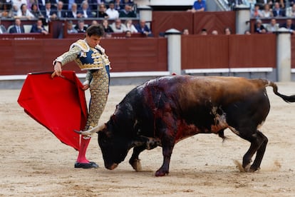 Roca Rey se adorna por bernadinas en en tramo final de la faena de muleta a su primer toro.