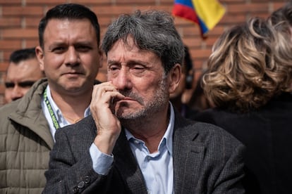 Francisco Santos, exvicepresidente del gobierno de Álvaro Uribe,  frente al Complejo Judicial de Paloquemao.