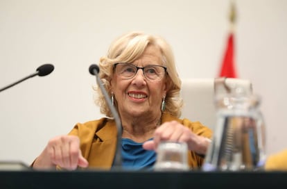 La alcaldesa de Madrid, Manuela Carmena, preside el último pleno de Cibeles.