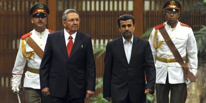 Los presidentes de Cuba, Ra&uacute;l Castro (izquierda), e Ir&aacute;n, Mahmud Ahmadineyad (derecha), en el Palacio de la Revoluci&oacute;n de La Habana.