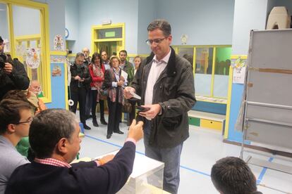 "Tengo buenas vibraciones, pero no depende de mí, sino de los electores", ha asegurado el presidente del PP vasco, Antonio Basagoiti, después de votar en el colegio Cervantes de Bilbao acompañado de su mujer.