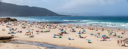 Playa de Razo, Galicia. No podía faltar un rincón gallego en esta selección, ya que el Atlántico más fiero también regala algunas de las mejores opciones para un baño difícil de olvidar. En el corazón de la Costa da Morte, la playa de Razo cuenta con picos de derecha e izquierda que abren sus puertas a aquellos con ganas de iniciarse en la materia, pero no por ello deja de tener opciones para los más avezados surfistas. El paisaje es sobrecogedor y hay mucho ambiente marinero. 