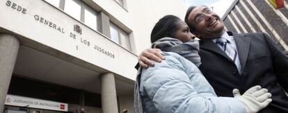 Una afectada por desahucio abraza a Chema Ruiz ante los juzgados.