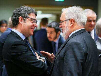 El ministro &Aacute;lvaro Nadal y el comisario Miguel Arias Ca&ntilde;ete ayer en la reuni&oacute;n del Consejo en Bruselas. 